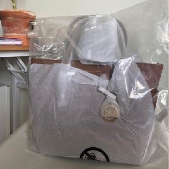 Michael Kors Tote, Brand new, never used or opened, comes in original packaging - Picture 2 of 2